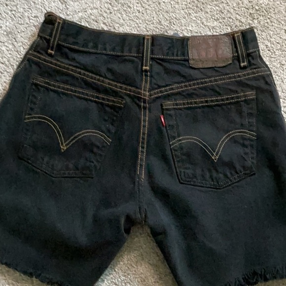 Levi's Black Raw Edge Jean Shorts Relaxed Fit Size 8 NWT - Picture 2 of 9